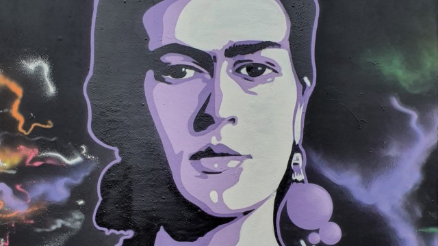 Weltfrauentag in München: Die Ikone Frida Kahlo, wie sie der Graffiti-Künstler Inox Ink porträtiert hat.
