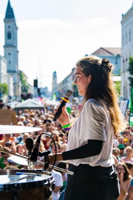 Weltfrauentag in München: Maren Mitterer von Fridays For Future sprach auf der großen Demo "Gemeinsam gegen Rechts".
