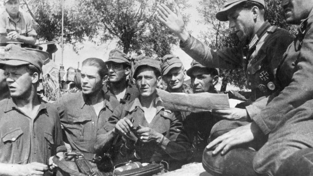 The Political Book: In Retreat: A German officer gives orders to soldiers during the defensive battle in the central sector of the Eastern Front in the summer of 1944.