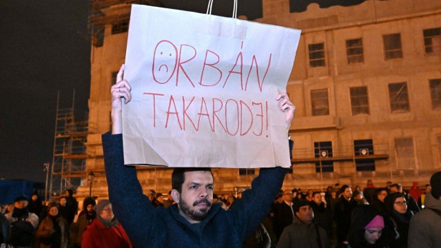 Hungary: "Orbán out!"said a poster at a demonstration in front of the presidential palace in Budapest in the middle of the week.
