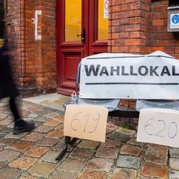 A person goes to vote in the Pankow district of Berlin on February 11, 2024.  (Source: dpa-Bildfunk/Christoph Soeder)