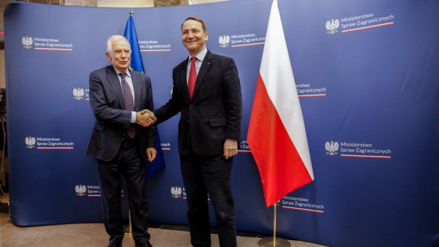 Armament and Ukraine: He is considered technically suitable should a defense commissioner be needed: Poland's Foreign Minister Radek Sikorski (right), here with EU Foreign Affairs Representative Josep Borrell.