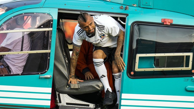 Transfer from Arturo Vidal to Colo Colo: Vidal gets out of the helicopter in football gear.