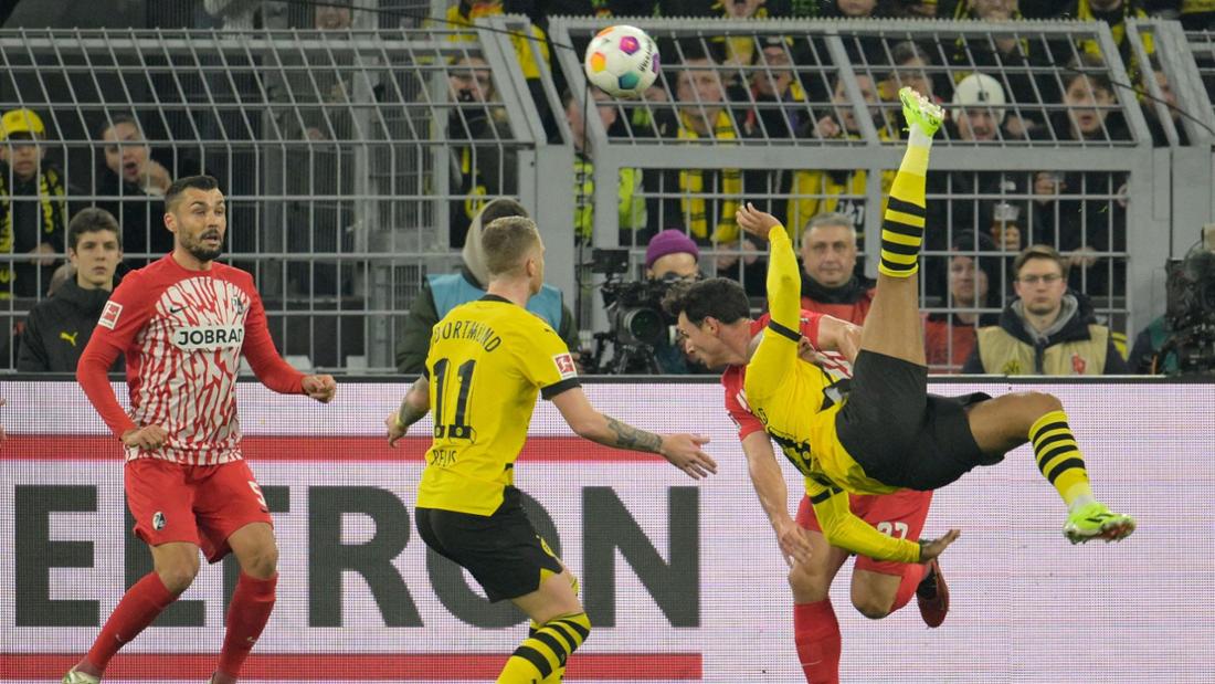 Spektakel garantiert: Donyell Malen versuchte es erst per Fallrückzieher und traf kurze Zeit später mit einem sehenswerten Schuss zum 1:0 für Dortmund.