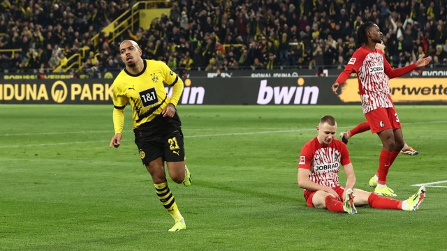 Borussia Dortmund: Donyell Malen scores the second goal in an easy win against Freiburg.