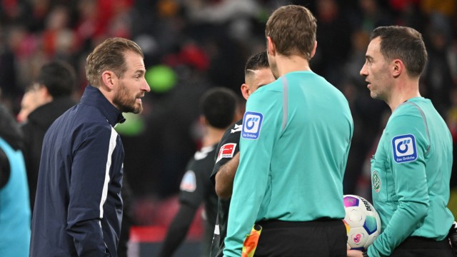 Next defeat for Mainz 05: The Mainz coach Jan Siewert (left) needs to talk to referee Benjamin Brand (right) after the end of the game.