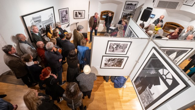 Valentin-Karlstadt-Musäum: Crowd at the opening: But museum director Sabine Rinberger is not allowed to let in more than 50 guests at the same time.