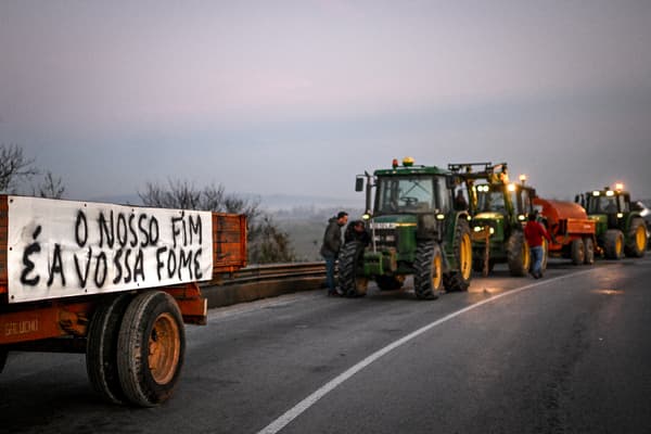 Une banderole portant l'inscription "Notre fin est votre faim" sur un tracteur lors d'une manifestation d'agriculteurs portugais, à Golega, à 130 km de Lisbonne, le 30 janvier 2023.