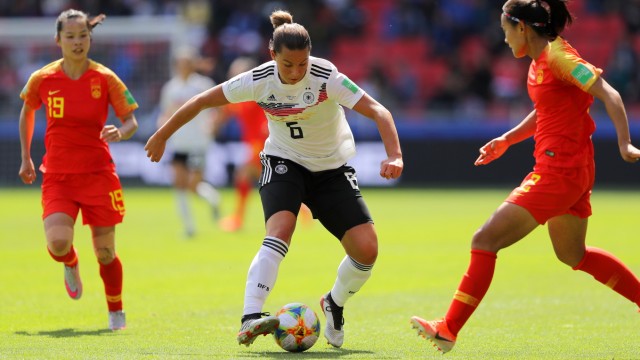 Transfer from Lena Oberdorf: The international breakthrough: Lena Oberdorf in the 2019 game against China - at 17 years, five months and 20 days as the youngest German World Cup debutant.