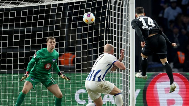 Protests in football: Winning goal in the Olympic Stadium: HSV player Ludovit Reis (right) heads the 2-1 win against Hertha.