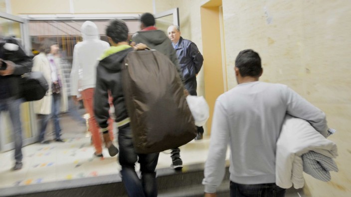 Migration policy: Municipalities like the Fürstenfeldbruck district complain that they have reached their limits when it comes to accepting refugees.  The photo shows refugees moving into the school on Niederbronner Weg in Fürstenfeldbruck in 2014.