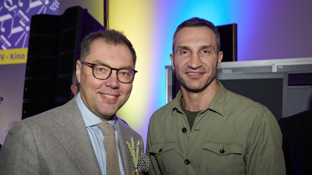 Child abductions: "If you want to wipe out a nation, you have to wipe out the nation's history": Former boxing world champion Wladimir Klitschko (right) together with the Ukrainian ambassador Oleksij Makejew in Berlin.