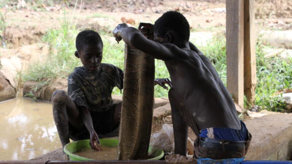 Supply Chain Law: Two boys wash ore at a gold processing plant in Ghana