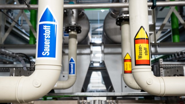 Hydrogen network: There is a sticker on the pipes of a hydrogen production plant that says 'Hydrogen" appropriate.