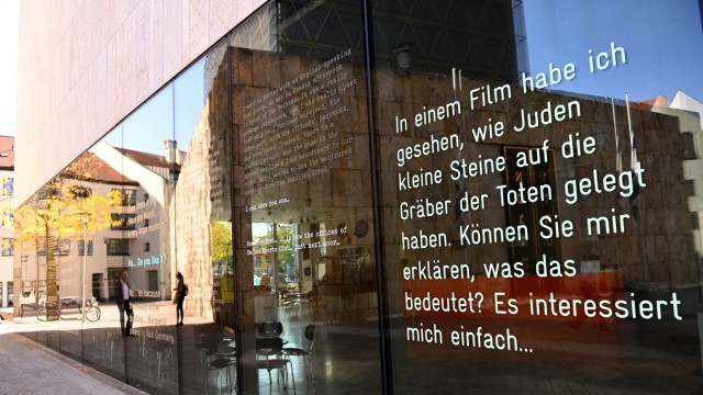 Obituary: The glass facade of the Jewish Museum on St. Jakobsplatz in Munich.