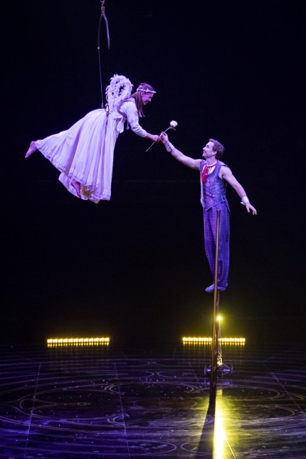 Classic program "Corteo": During the ladder dance, an artist makes contact with a floating angel.
