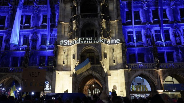 Protest: The town hall was lit up in the national colors of Ukraine with the lettering "#StandWithUkraine".