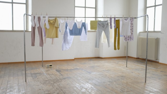 Diploma exhibition in the academy: Declaration of love to reality: Hannah von Eiff's hanging laundry.