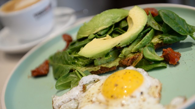 Dolcilicious: The daily special was farmer's bread with avocado, spinach leaves, dried tomatoes and organic fried eggs.