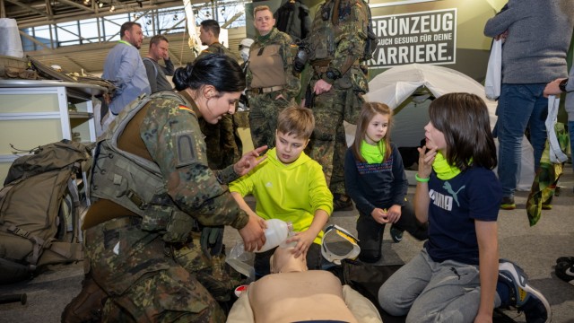 Free leisure fair: You can take a first aid crash course with soldiers at the Bundeswehr stand.