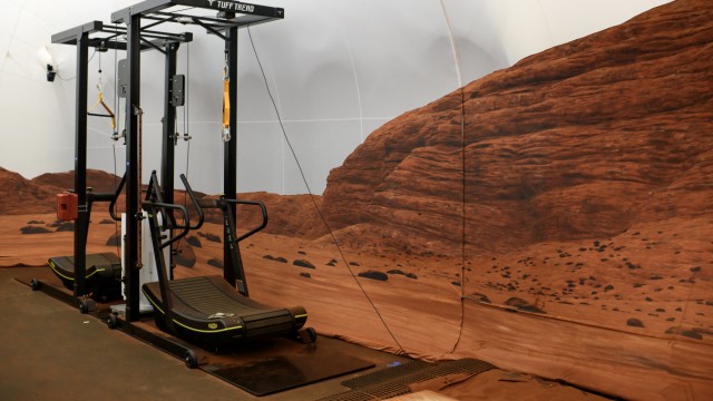 Space travel: The crew members simulate walks on Mars on treadmills.