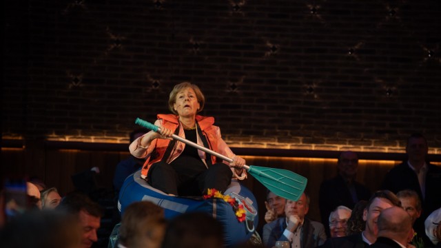Lenten sermon and Singspiel: Suddenly appeared in the Singspiel in an inflatable boat in 2023: Angela Merkel (played by Antonia von Romatowski)