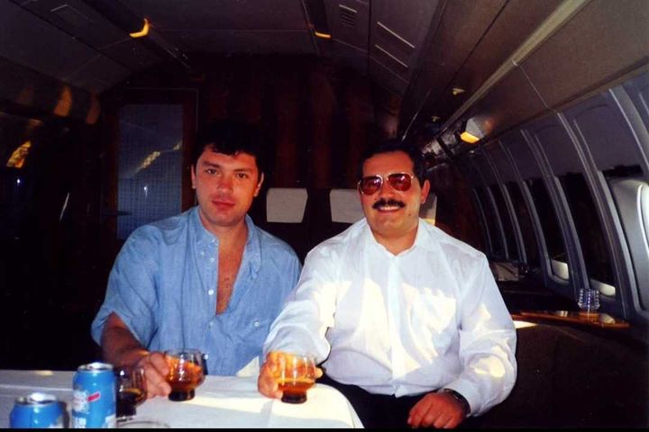 Boris Nemtsov et Boris Nadejdine dans un avion après une visite officielle en Amérique latine, en 1997. (BORIS NADEJDINE)