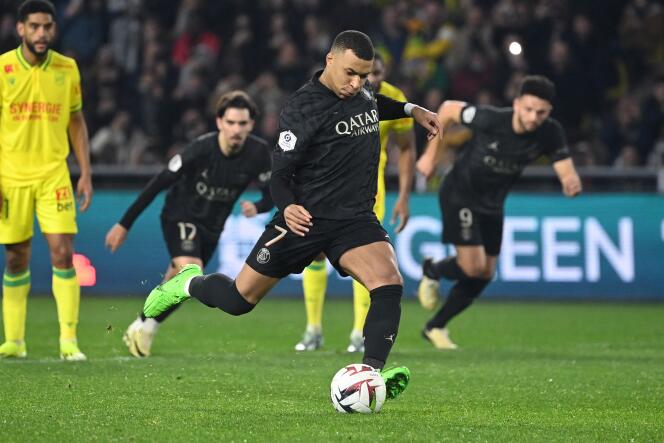 Parisian striker Kylian Mbappé converts the penalty he obtained a few moments earlier, in Nantes, February 17, 2024.