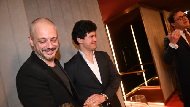 "Queen of Spades" in the Bavarian State Opera: Director Benedict Andrews and conductor Aziz Shokhakimov (from left) with State Opera director Serge Dorny (far right) at the premiere of "Queen of Spades".