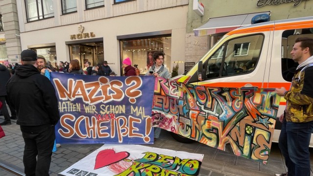 Rallies in Bavaria: These demonstrators immortalized their messages on banners with spray cans.
