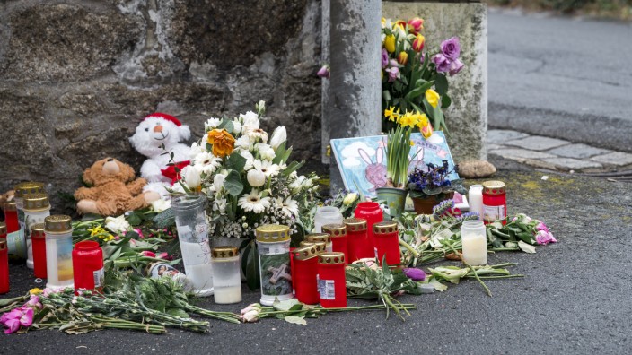 Death in a children's home: In April 2023, flowers and candles commemorated the ten-year-old girl who was killed in a child and youth welfare center in Wunsiedel.  What exactly happened is still unclear.