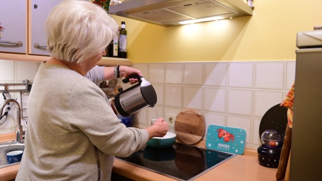 SZ Good Works: The 83-year-old pensioner Ms. Mayer's refrigerator and stove broke at the same time.  SZ Good Works could help.