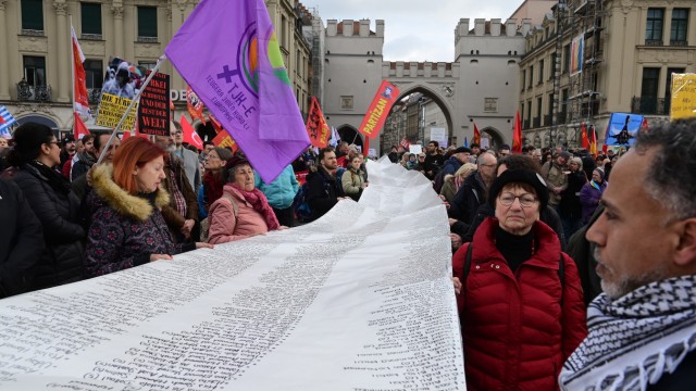 Demonstrations on the Siko in Munich: According to the organizers, the list with the names of the killed Palestinians was 45 meters long.