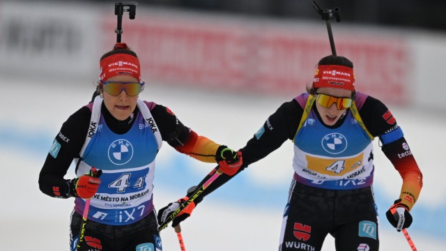 Biathlon World Cup: Vanessa Voigt (right) switches to final runner Sophia Schneider.