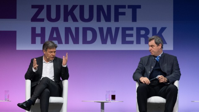 International craft fair in Munich: With Bavaria's Prime Minister Markus Söder (right) on stage, Robert Habeck presents a more usual picture.