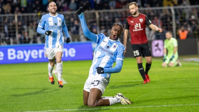 TSV 1860 Munich: Munich's joker Mansour Ouro-Tagba is celebrating his goal to make it the final score, but Ingolstadt's keeper can't really be happy.