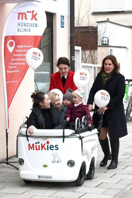 Child care: The "Mükies" are out in the fresh air a lot: This goes particularly well in the children's bus, which mayor Verena Dietl (right) and managing director Petra Geistberger (left) push on opening day.