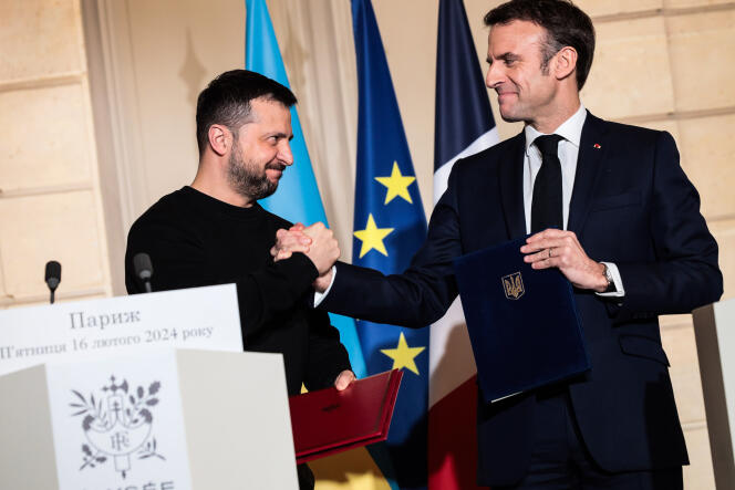 Volodymyr Zelensky and Emmanuel Macron, during the signing of the bilateral agreement between France and Ukraine, in Paris, February 16, 2024.