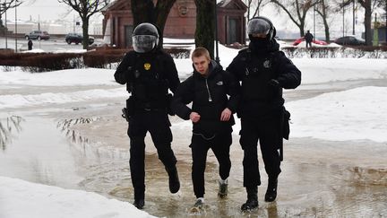 Police officers arrest a man who came to pay his respects at the monument to the victims of political repression who came to lay flowers in memory of Alexeï Navalny, in Saint Petersburg (Russia), February 17, 2024. (OLGA MALTSEVA / AFP)