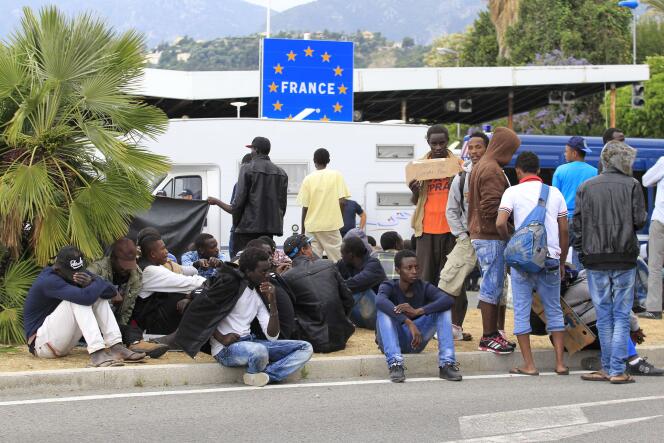 Migrants wait at the border between Italy and France in the Italian town of Ventimiglia, June 2015.