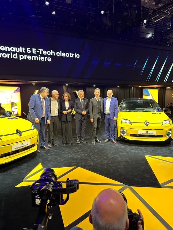 The family photo around the general director of Renault, Luca de Meo, at the 2024 Geneva Motor Show after unveiling the new R5.