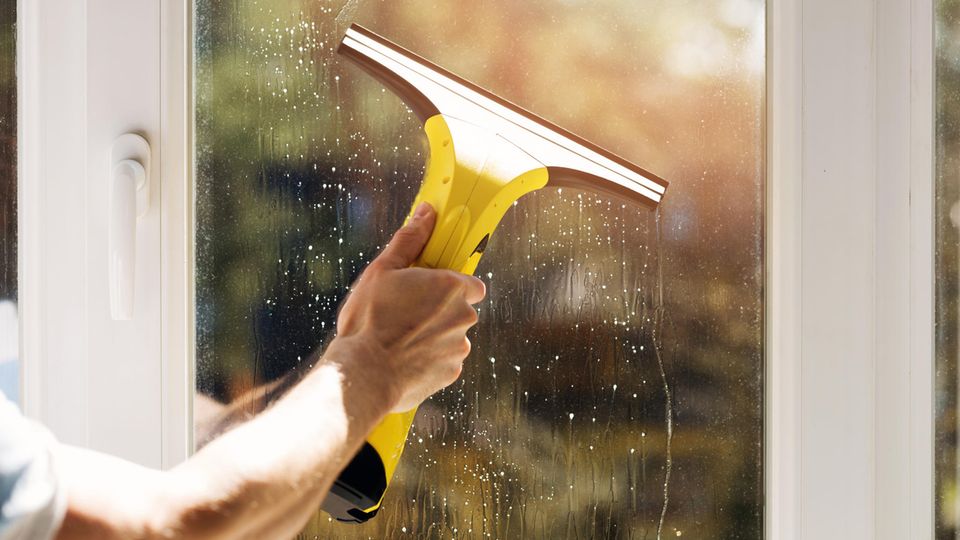Cleaning windows - done quickly with a window vacuum