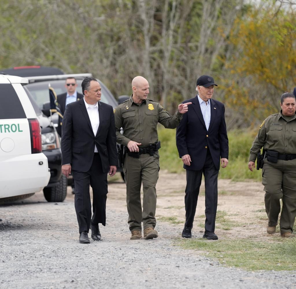 US President Biden visits the border with Mexico