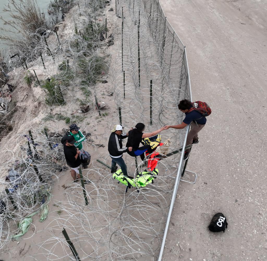 Illegal crossings continue in Eagle Pass, Texas, ahead of Trump's visit to border