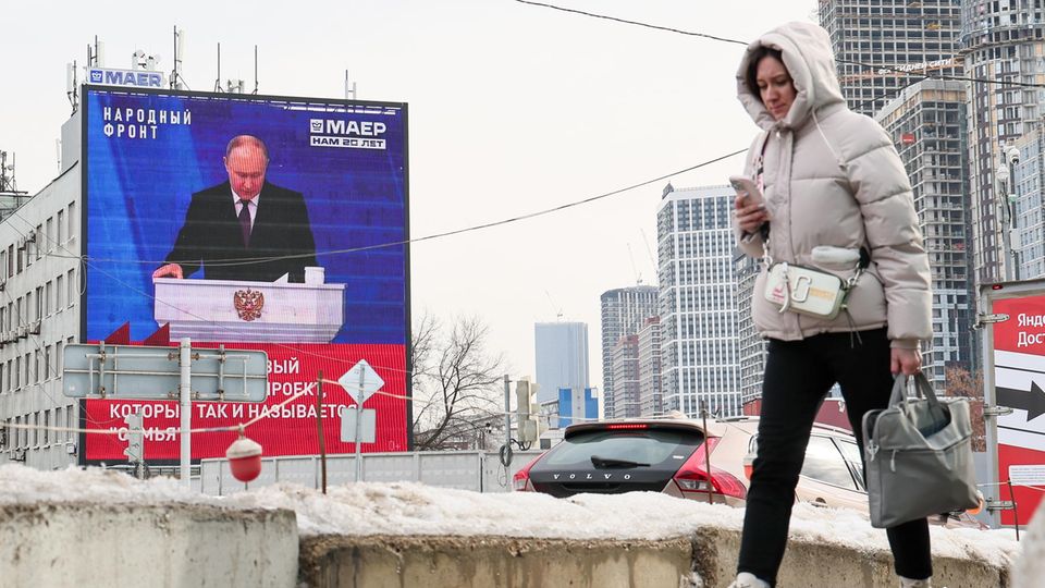 Speech to the nation: Putin's speech for the first time "Speech to the nation" broadcast on billboards on residential buildings and shown in cinemas in 17 cities.  This Muscovite here still doesn't seem very interested.