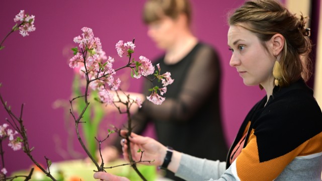 Fair "Garden Munich": On the show stage, master students show how to create works of art from flowers.