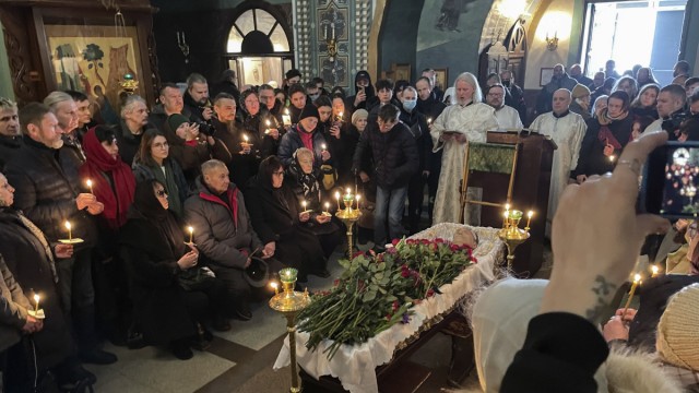 Widow of Kremlin critic Navalny: In this photo published by the Navalny team, relatives and friends pay their last respects at the open coffin.