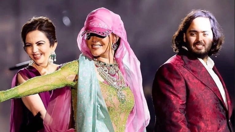 Bräutigam mit Superstar: Pop-Göttin Rihanna (M.) mit Anant und seiner Mutter Nita Ambani