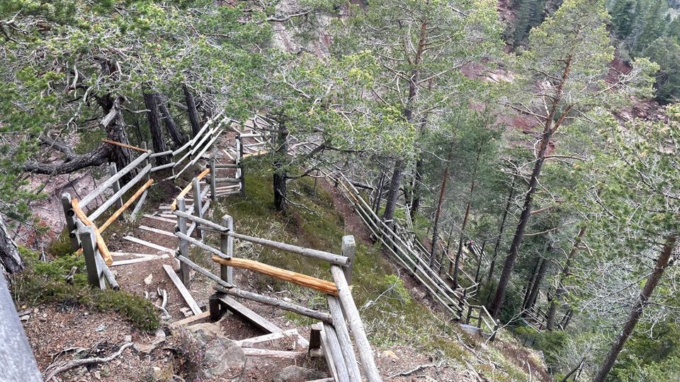The path out of the Bletterbachschlucht leads over the Jägersteig - up steep stairs.  You will be rewarded with a great view over the gorge