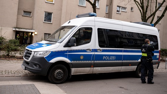 A police car is parked in front of the apartment of former RAF terrorist Daniela Klette.  © dpa-Bildfunk Photo: Fabian Sommer
